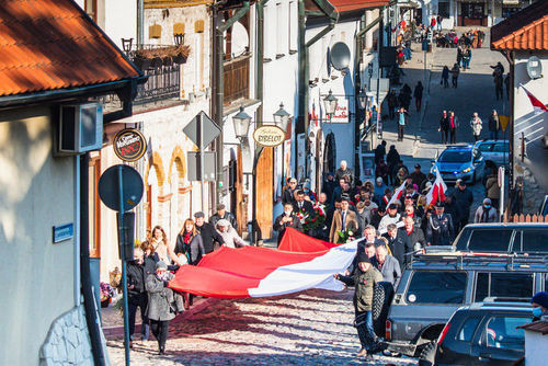 Mieszkańcy maszerujący z piętnastometrową flagą