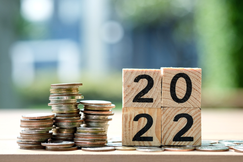 Monety obok klocków z napisem 2022