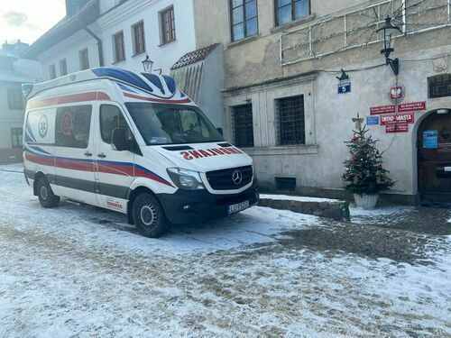 Zaparkowana karetka przed budynkiem UM w Kazimierzu Dolnym