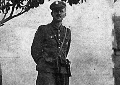 Biało czarne zdjęcie majora "Zapory" w stroju wojskowym.