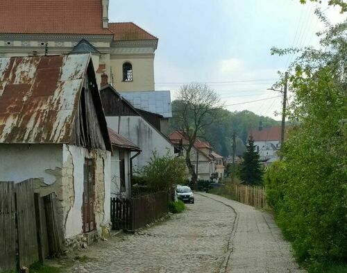 fragment ul. Puławskiej- krzywe chodniki i zapadnięta droga w kocich łbach