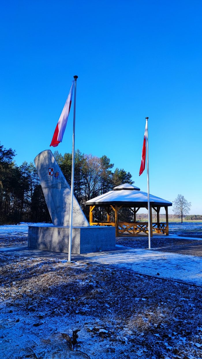 Modernizacja pomnika lotników w Starym Zadybiu