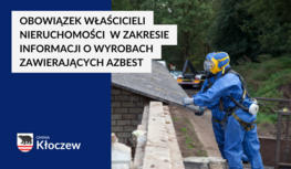 Grafika przedstawia osoby w specjalnych uniformach usuwających płyty azbestowe z pokrycia dachowego