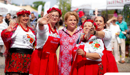 Fotografia przedstawia kobiety z KGW ubrane w tradycyjne stroje ludowe.