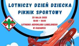 Na plakacie widnieje czerwony samolot dwupłatowy na niebieskim tle nieba i chmur. Wymieniono atrakcje pikniku i sponsorów.