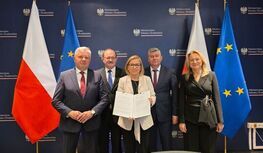 Fotografia pamiątkowa z podpisania umowy na realizację przedsięwzięcia „Działania inwestycyjne w zakresie budowy infrastruktury Klastra Energii Powiatu Ryckiego”.