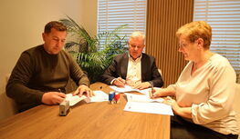 Fotografia z podpisania umowy. Na zdjęciu: Wójt, Skarbnik i Wykonawca