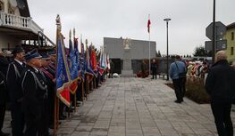 Delegacje pod pomnikiem Gloria Victis