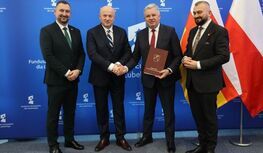 Na fotografii Marszałek Województwa Lubelskiego Jarosław Stawiarski, Wicemarszałek Marek Wojciechowski, Członek Zarządu Województwa Jarosław Kwasek i Wójt Gminy Kłoczew Zenon Stefanowski