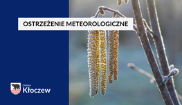Ostrzeżenie meteorologiczne – zbliżenie oszronionych kotków leszczyny na tle zimowego krajobrazu, z logo Gminy Kłoczew.