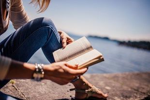 Bestsellery na wakacje – co warto zabrać do czytania na plażę?