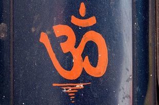 OM -  najświętsza sylaba hinduizmu. Co oznacza symbol OM używany jako amulet?