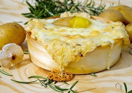 Pieczone ziemniaki z boczkiem i serem