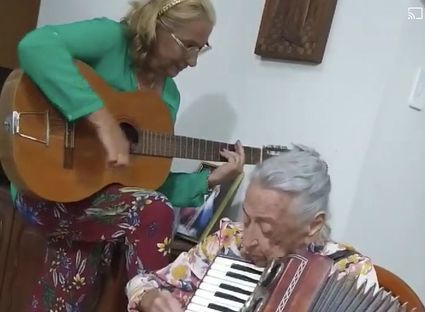 Grająca na akordeonie 90-latka z Brazylii podbija sieć