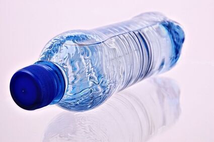 Ile wody dziennie pić podczas upałów? Ekspert podpowiada