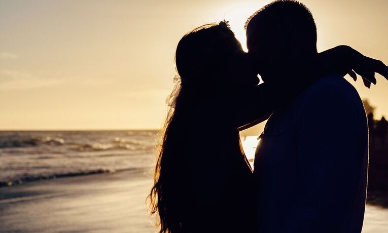 "Zdradziła mnie już dwa miesiące po ślubie". Dlaczego współczesne małżeństwa tak gwałtownie się rozpadają?