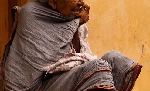 Horror w Delhi. Syn dwukrotnie zgwałcił 65-letnia matkę