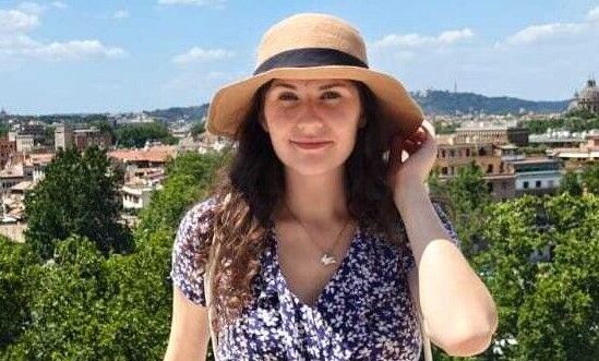 Opowiada bajki po łacinie. Tego języka używa na świecie około 20 tys. osób