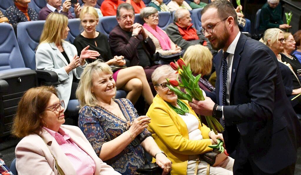 „A Babę Stworzył Bóg” - pełna sala, barwne kostiumy i owacja na stojąco!