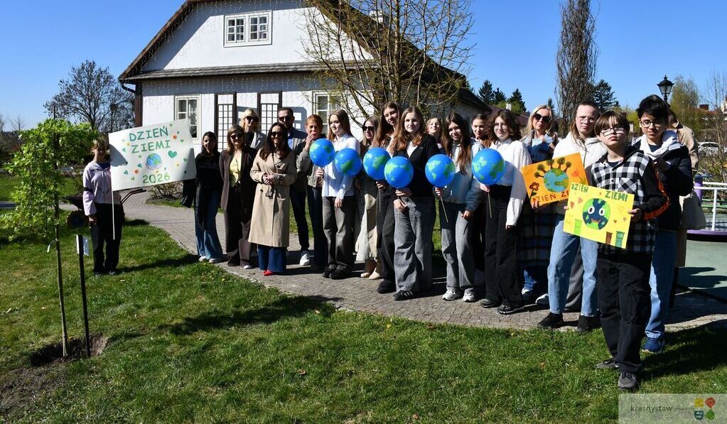 Nasi uczniowie uczcili Dzień Ziemi. Nowe drzewo przy Dworku Starościńskim