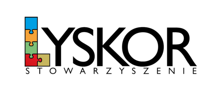 Logo Stowarzyszenia Lyskor z kolorowymi elementami puzzli na białym tle.