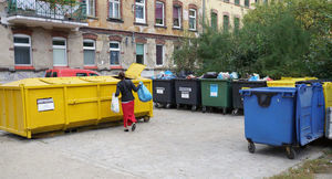 Osoba wyrzucająca śmieci