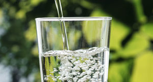 Grafika przedstawia szklankę z wodą