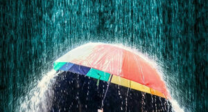 Zdjęcie parasola kolorowego podczas ulewy