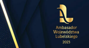 Plakat z ciemnoniebieskim tłem i złotymi elementami, w tym napis "Ambasador Województwa Lubelskiego 2023" i rzymskie cyfry "XXV" na dole.