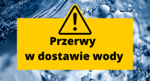 Zdjęcie przedstawia żółty znak ostrzegawczy z czarnym symbolem wykrzyknika, pod którym znajduje się napis "Przerwy w dostawie wody" na tle błyszczących kropel wody.