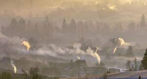 Widok domów i wydobywającego się dymu z kominów.