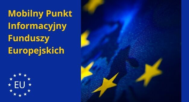 Niebieska flaga z żółtymi gwiazdami Unii Europejskiej. Po lewej stronie na niebieskim tle biały napis: "Mobilny Punkt Informacyjny Funduszy Europejskich". Na dole umieszczone jest logo "EU".