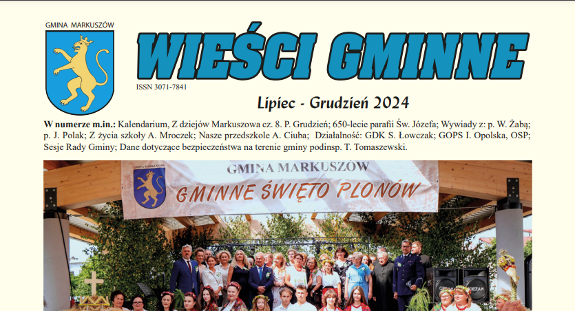 Grupa ludzi stoi przed ozdobną scenografią z napisem "Gminne Święto Plonów". W tle baner z herbem i nazwą gminy. Osoby na zdjęciu trzymają wieńce dożynkowe i dyplomy.