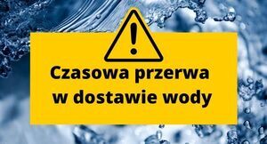 Żółty znak z czarnym trójkątem i wykrzyknikiem. Napis: "Czasowa przerwa w dostawie wody" na tle rozpryskującej się wody.
