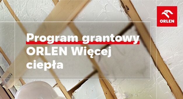 Pracownik w kasku ociepla dach wełną mineralną. Na plakacie informacje o programie grantowym ORLEN, w tym budżet 6 mln zł oraz daty naboru od 08.04 do 30.05.2026. Logo Ministerstwa Rodziny na dole.