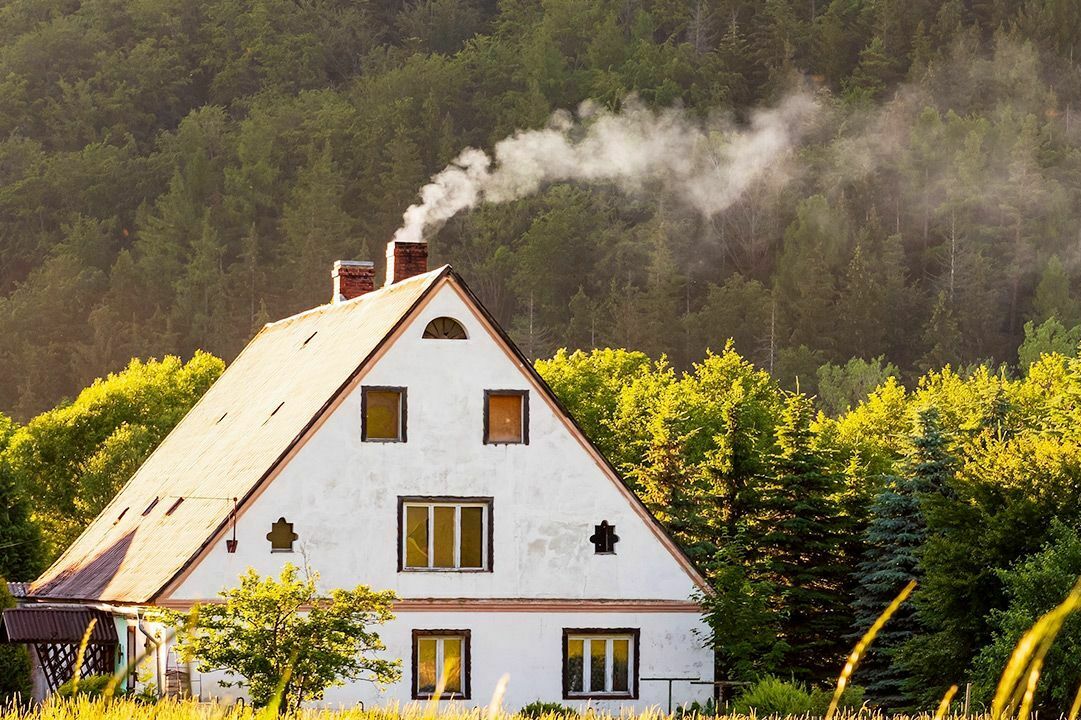Zdjęcie domu z komina wydobywa się dym