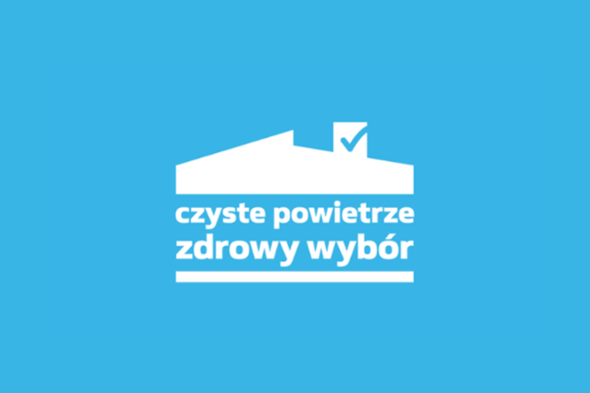 Logo programu "Czyste Powietrze" z białym domkiem, zielonym znaczkiem zaznaczenia i hasłem "czyste powietrze zdrowy wybór" na niebieskim tle.