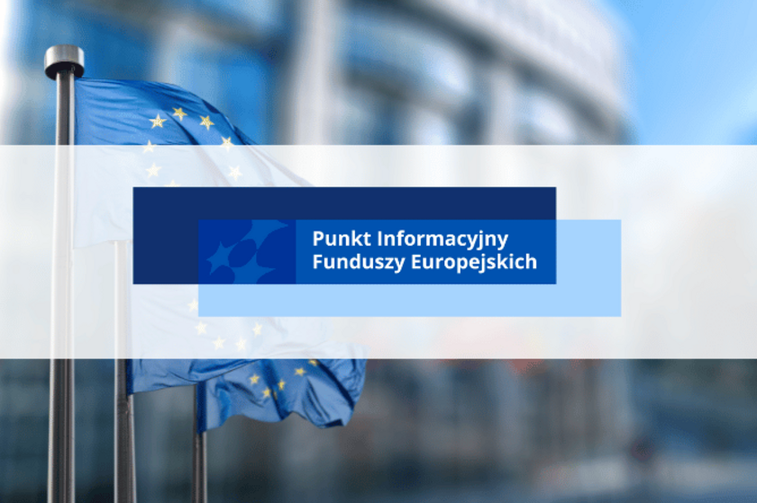 Flaga Unii Europejskiej na tle rozmytego biurowca, obok tabliczka z napisem "Punkt Informacyjny Fundusze Europejskie".