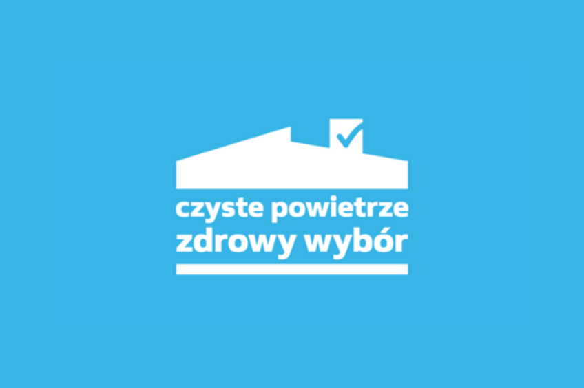 Logo programu "Czyste Powietrze" z białym domkiem, zielonym znaczkiem zaznaczenia i hasłem "czyste powietrze zdrowy wybór" na niebieskim tle.