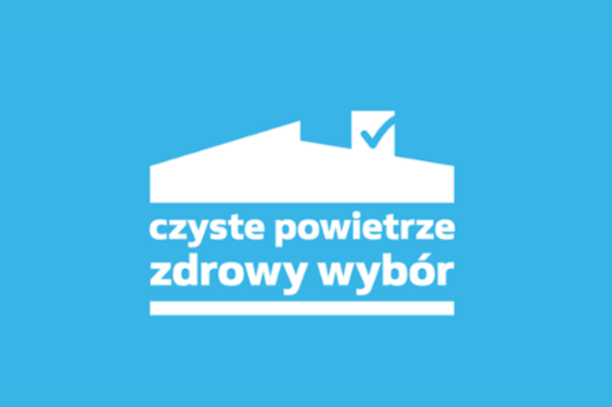 Logo programu "Czyste Powietrze" z białym domkiem, zielonym znaczkiem zaznaczenia i hasłem "czyste powietrze zdrowy wybór" na niebieskim tle.