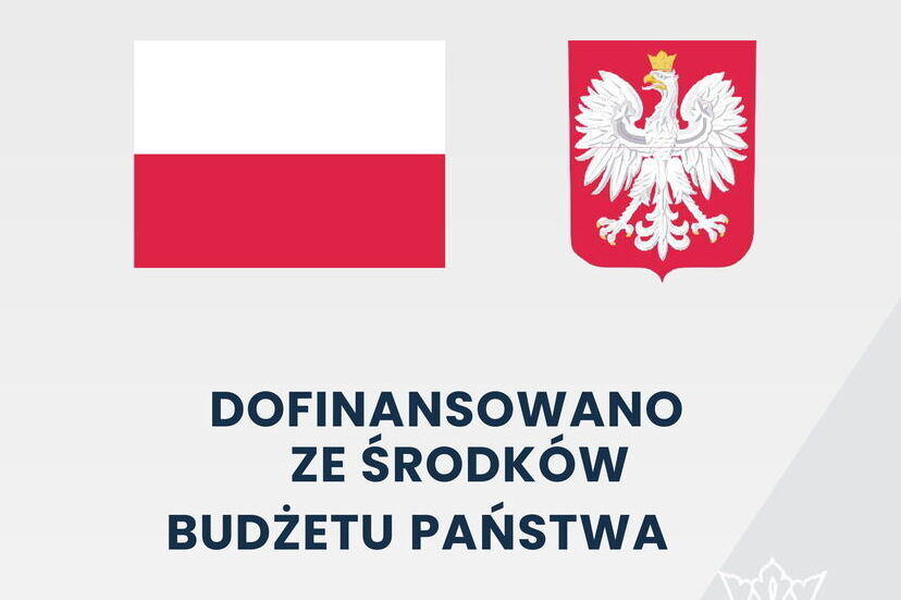 Plakat informacyjny z polskimi symbolami narodowymi: flagą Polski i godłem z orłem w koronie. Tekst ogłasza rządowy program dofinansowań na lata 2024-2028 dla szkół i domów, z podaną kwotą dofinansowania.