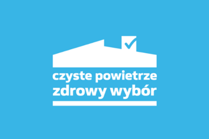 Logo programu "Czyste Powietrze" z białym domkiem, zielonym znaczkiem zaznaczenia i hasłem "czyste powietrze zdrowy wybór" na niebieskim tle.