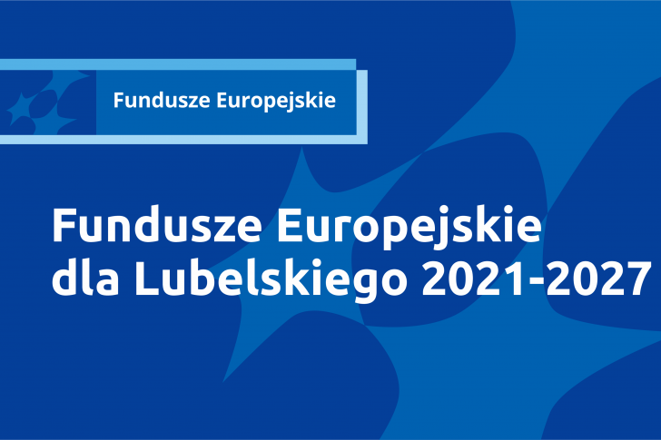 Niebieski baner z logo "Fundusze Europejskie" w lewym górnym rogu. Na środku biały napis: "Fundusze Europejskie dla Lubelskiego 2021-2027" na tle abstrakcyjnych kształtów.