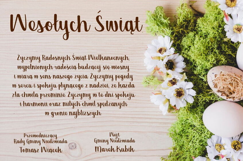 Kartka z życzeniami wielkanocnymi. Na drewnianym tle widoczne są białe kwiaty, zielony mech oraz białe jajka. Tekst życzeń znajduje się po lewej stronie, tytuł "Wesołych Świąt" napisany jest dużą czcionką.