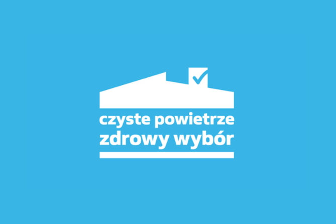 Logo programu "Czyste Powietrze" z białym domkiem, zielonym znaczkiem zaznaczenia i hasłem "czyste powietrze zdrowy wybór" na niebieskim tle.