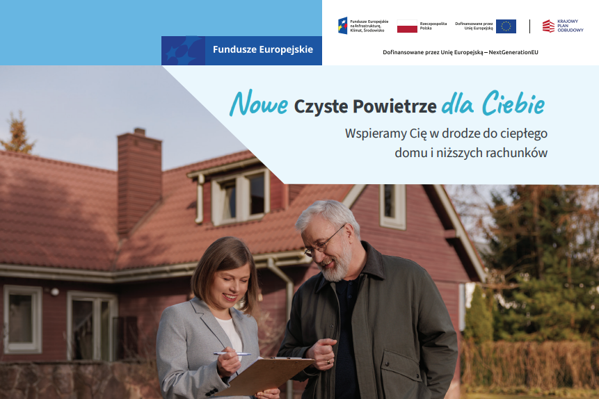 Na zdjęciu kobieta i mężczyzna stoją przed domem jednorodzinnym. Kobieta trzyma notatnik, a mężczyzna się jej przygląda. Na górze widoczne są logotypy europejskich funduszy i napis promujący czyste powietrze.