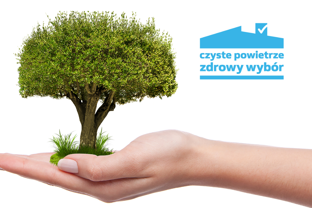 Ręka trzymająca małe drzewo, reprezentujące ekologię. Obok znajduje się niebieskie logo z domem i napisem "czyste powietrze zdrowy wybór", sugerujące dbałość o środowisko i jakość powietrza.