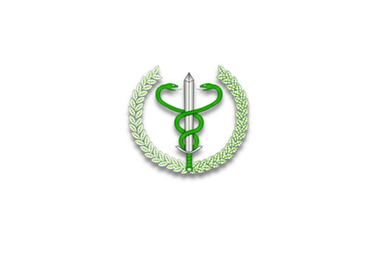 Zielony symbol medycyny składa się z kaduceusza z dwoma splecionymi wężami wokół pionowego miecza. Obok znajdują się zielone gałązki laurowe, wszystko na białym tle.
