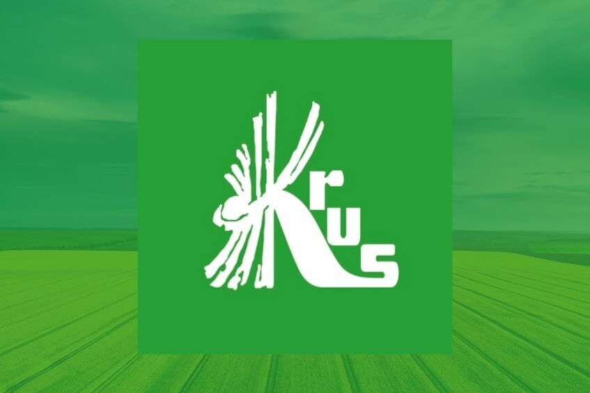Logo KRUS na zielonym tle, przedstawiające stylizowany napis z motywem rolniczym. W tle rozległe pole pod niebem.