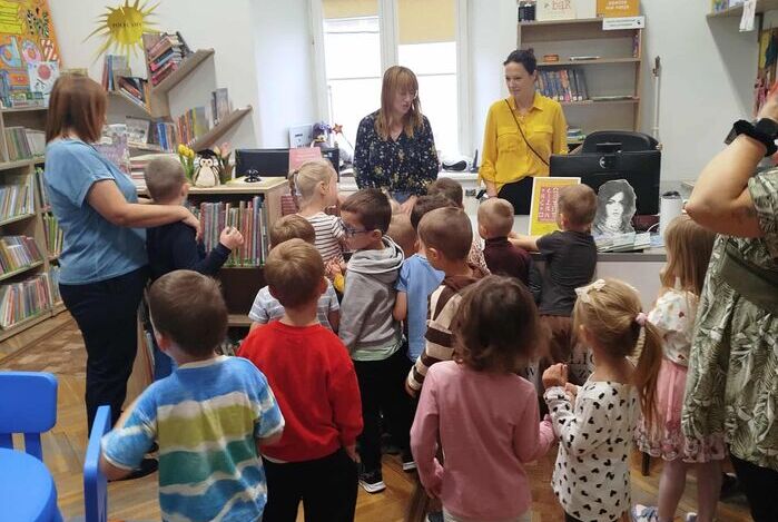 Starszaki z "Malucha" w bibliotece